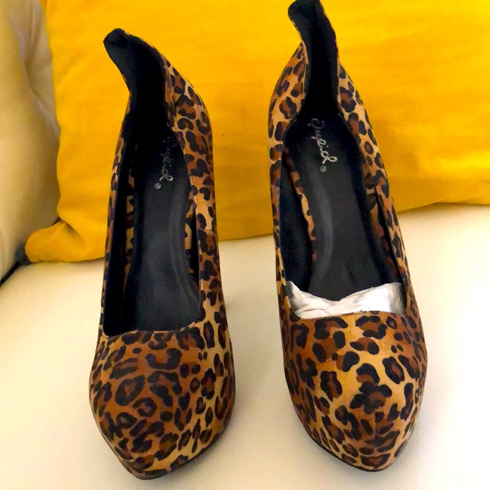 Animal print woman heel. Never worn
